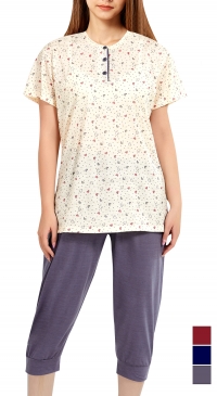 Short-sleeved t-shirt and cropped pajamas