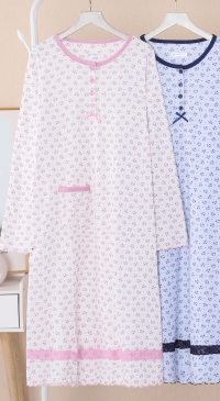 Long-sleeved cotton nightgown