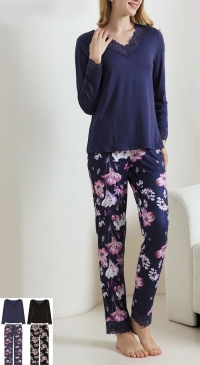 Pajamas with lace