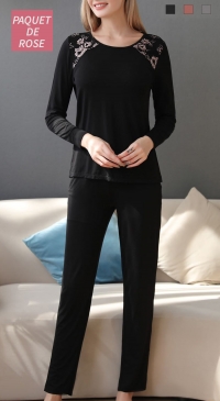 Off-season pajamas in fluid fabric and PINK lace